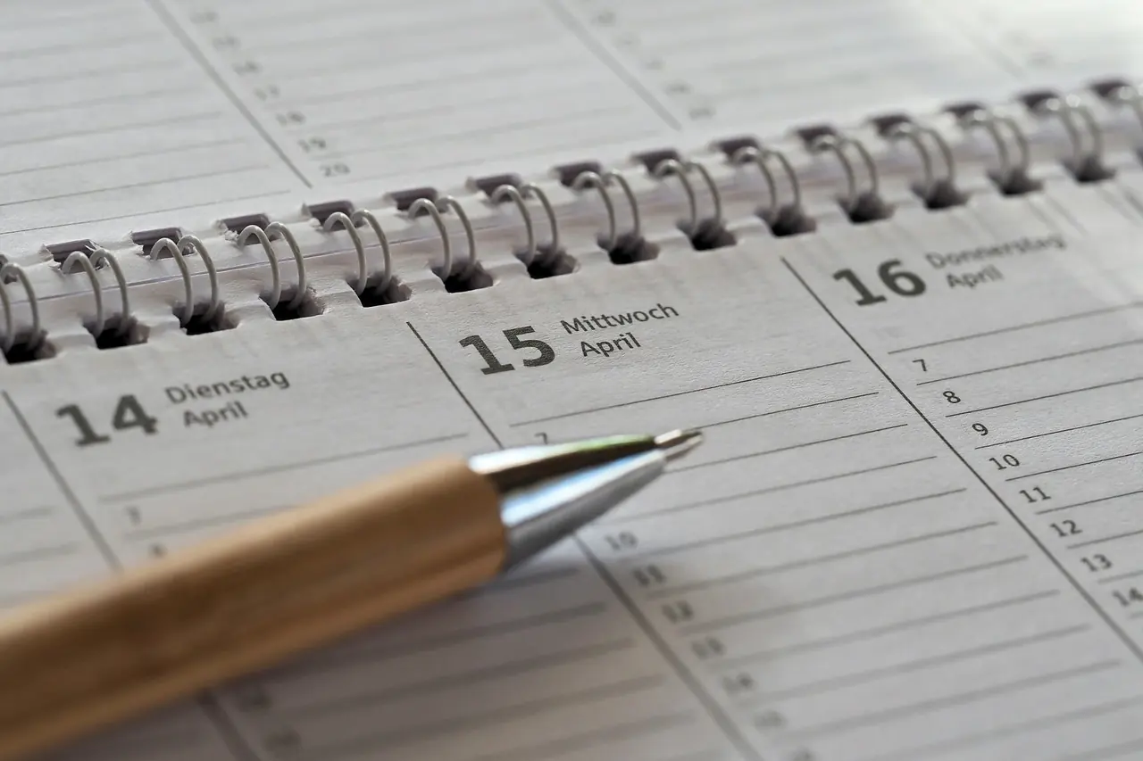 Agenda ouvert avec un stylo : réservation en ligne et planning de rendez-vous pour un établissement